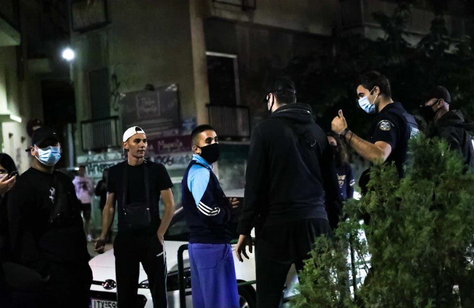 Αστυνομικοί απομακρύνουν κόσμο από την πλατεία Βαρνάβα