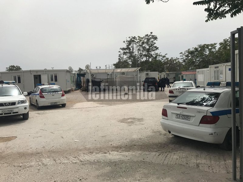 Περιπολικό και άντρες της ΟΠΚΕ στον Ελαιώνα