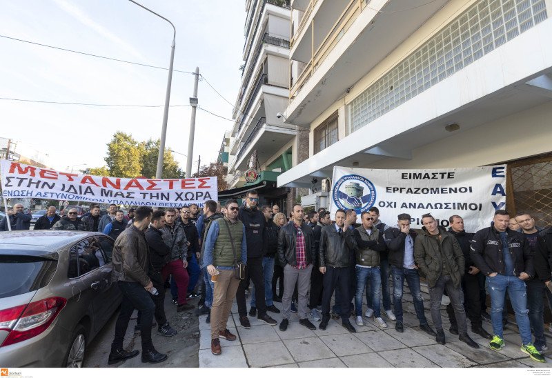 Στιγμιότυπο από την παράσταση διαμαρτυρίας έξω από την ΔΑΕΘ