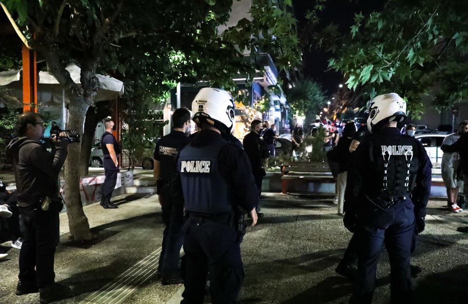 Αστυνομικοί στην πλατεία Βαρνάβα
