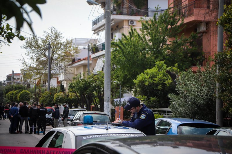 Αστυνομικός σε περιπολικό, έξω από το σπίτι της τραγωδίας στο Χαλάνδρι