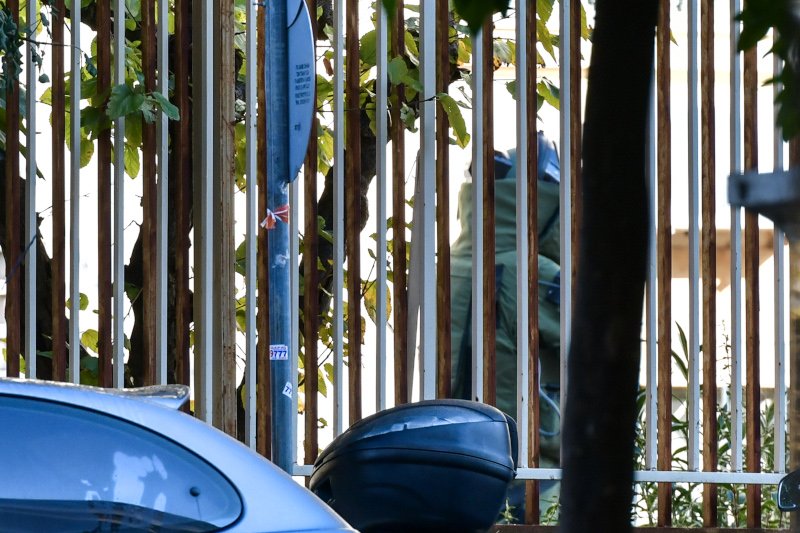 Ανδρας των ΤΕΕΜ με την ειδική στολή πλησιάζει το ύποπτο πακέτο
