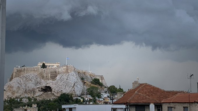 Aθήνα στη βροχή/Φωτό Twitter derek gatopoulos
