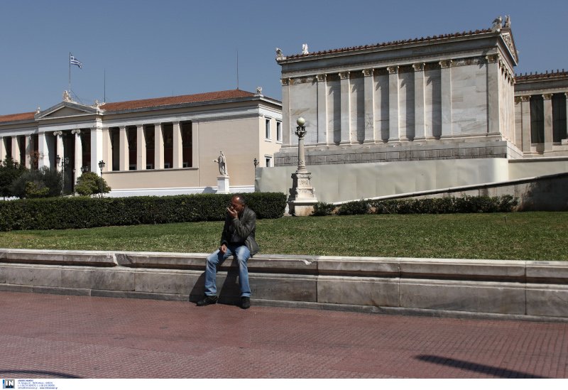Ελάχιστοι πλέον είναι εκείνοι που κυκλοφορούν στο κέντρο της Αθήνας