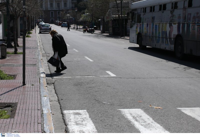 Γυναίκα με γάντια μετά από ψώνια στο σούπερ μάρκετ