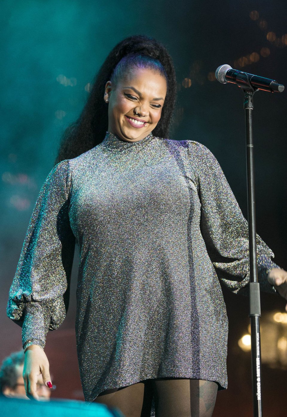 Η τραγουδίστρια Idra Kayne μπροστά στη σκηνή που στήθηκε στο Σύνταγμα