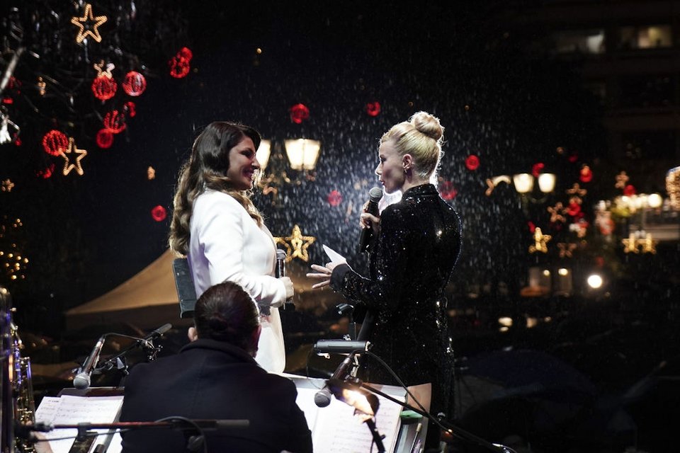 Ζέτα Μακρυπούλια και Έλενα Παπαρίζου στη σκηνή, ενώ στην Αθήνα βρέχει έντονα το βράδυ της Τρίτης / Φωτογραφία: Sooc