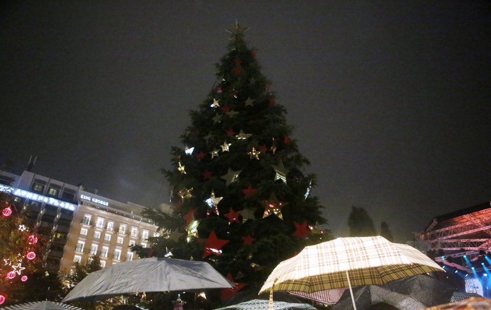 Το 17 μέτρων έλατο με τα μεγάλα αστεράκια μοιάζει επιβλητικό όταν το παρατηρεί κανείς από κοντά