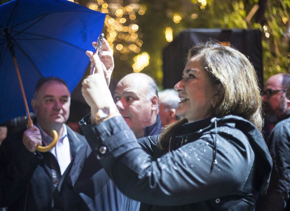 Η Ντόρα Μπακογιάννη με το κινητό ανά χείρας στην τελετή φωταγώγησης του χριστουγεννιάτικου δέντρου