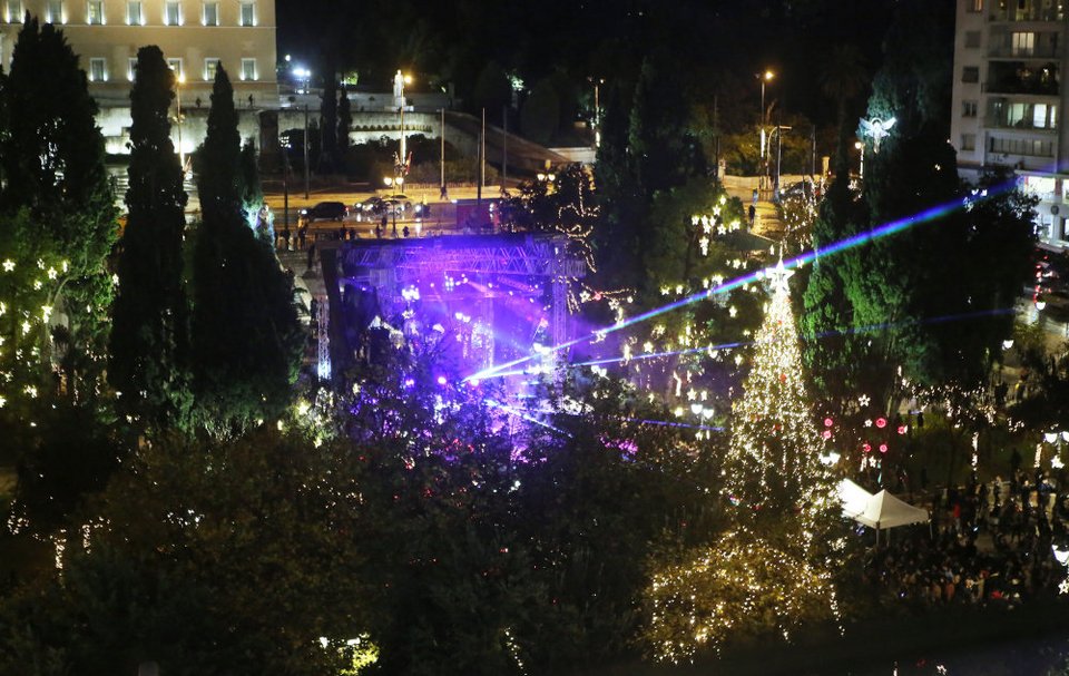 Μια σκηνή στήθηκε στο κέντρο της πλατείας Συντάγματος για την τελετή φωταγώγησης