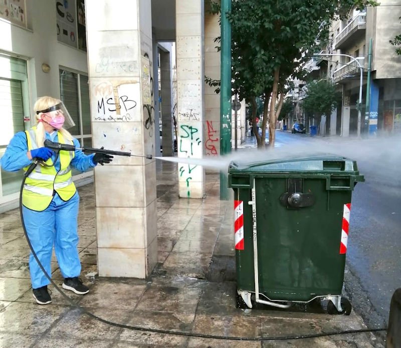 Εργαζόμενοι του δήμου πλένουν τους κάδους πέριξ της Ομόνοιας