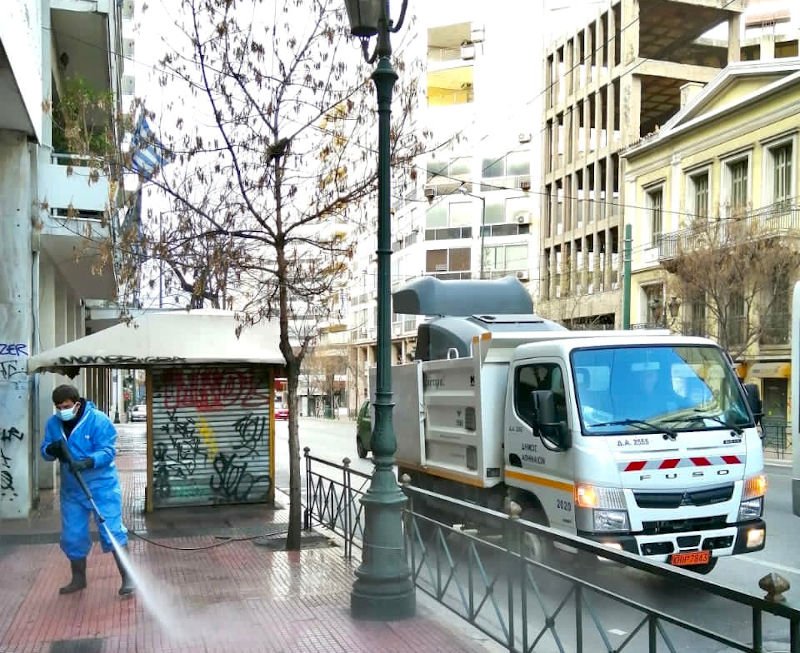 Εργαζόμενοι του δήμου πλένουν τα πεζοδρόμια