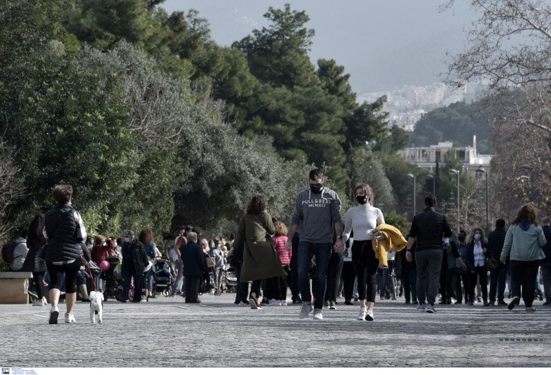 Κόσμος κάνει βόλτα γύρω από την Ακρόπολη και τον λόφο του Φιλοπάππου