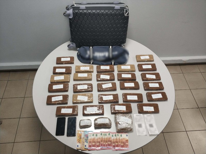 Οσα εντόπισε η ΕΛ.ΑΣ. στην αποσκευή τους
