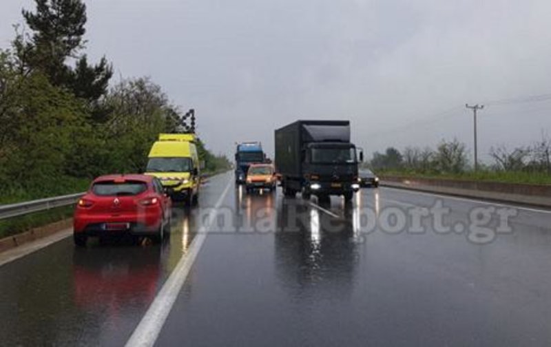 Το κόκκινο Renault που οδηγούσε ο ηλικιωμένος ανάποδα στην Αθηνών - Λαμίας
