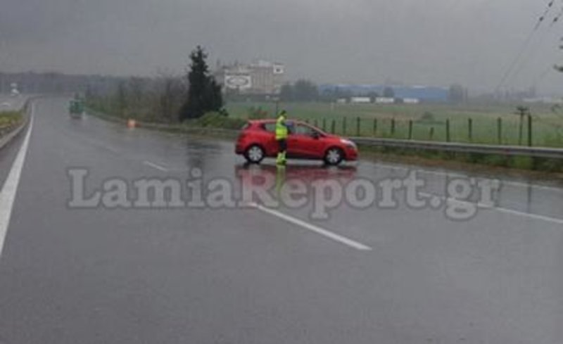 Υπάλληλος της Νέας Οδού έχει διακόψει την κυκλοφορία και οδηγεί το κόκκινο Renault, με τον ηλικιωμένο οδηγό, στη Λωρίδα Εκτακτης Ανάγκης.