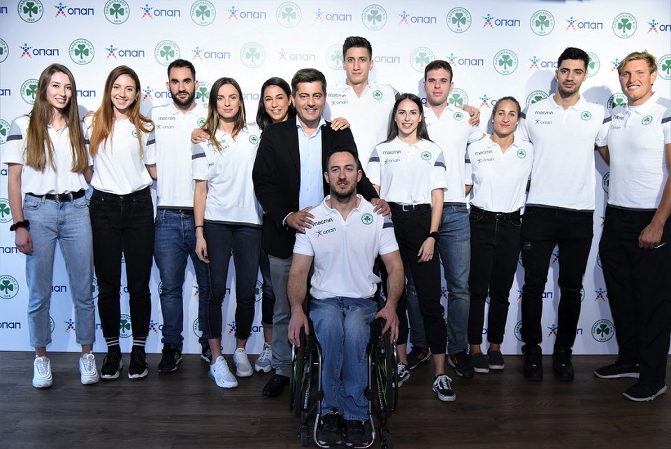 Οδυσσέας Χριστοφόρου – Αναπληρωτής Διευθύνων Σύμβουλος ΟΠΑΠ με αθλητές του Παναθηναϊκού Α.Ο.