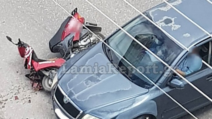 Στο οδόστρωμα βρέθηκε το μηχανάκι του ντελιβερά στη Λαμία, με τον οδηγό του αυτοκινήτου να εγκαταλείπει το σημείο