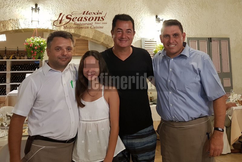 Ο Ατζουν Ιλιτζαλί σε φωτογραφία σε εστιατόριο