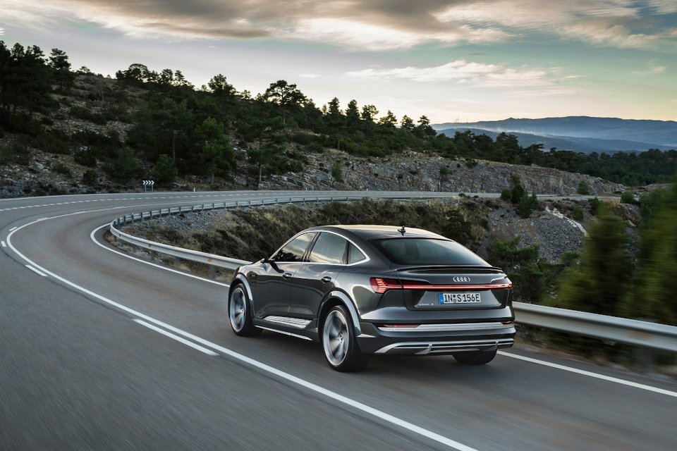 Η Audi αποκαλύπτει τα e-tron S και e-tron S Sportback