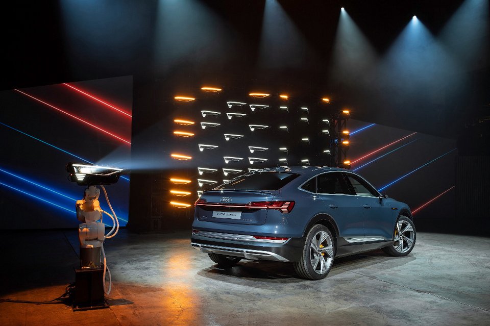 Η Audi παρουσιάζει το e-tron και σε Sportback έκδοση