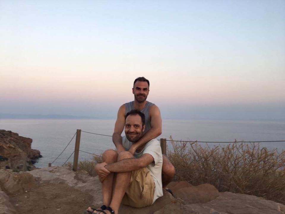 Ο Αύγουστος Κορτώ με τον σύζυγό του Τάσο σε φωτογραφία που ανάρτησε στο Facebook