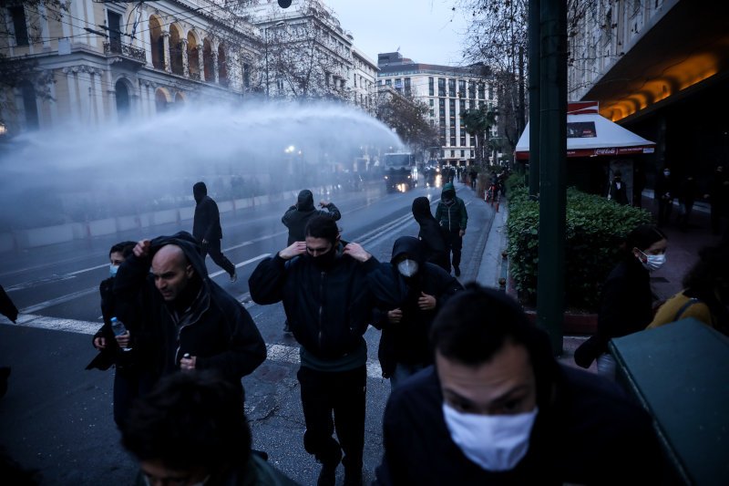 Διαδηλωτές απομακρύνονται από την οδό Πανεπιστημίου μετά την ρίψη νερού από την αστυνομία