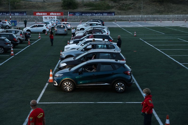 Αυτοκίνητα στο γκολφ της Γλυφάδας για το drive in σινεμά