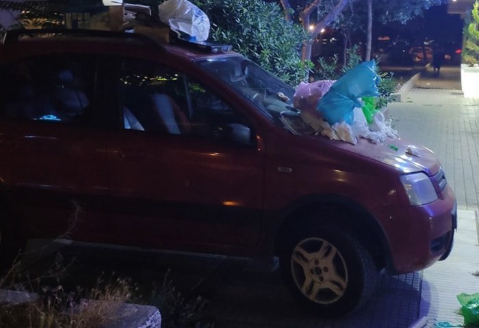 αυτοκίνητο γεμάτο σκουπίδια στη Θεσσαλονίκη