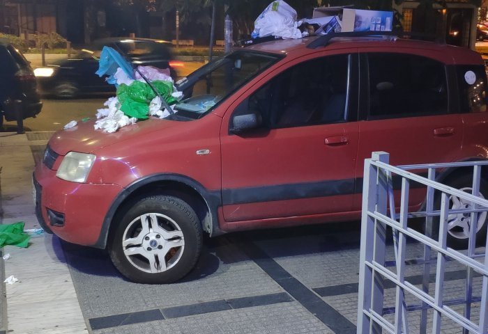 αυτοκίνητο γεμάτο σκουπίδια στη Θεσσαλονίκη