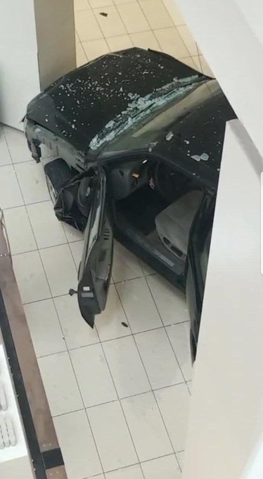 Το SUV κατέληξε να συγκρουστεί σε κολόνα εντός του εμπορικού κέντρου