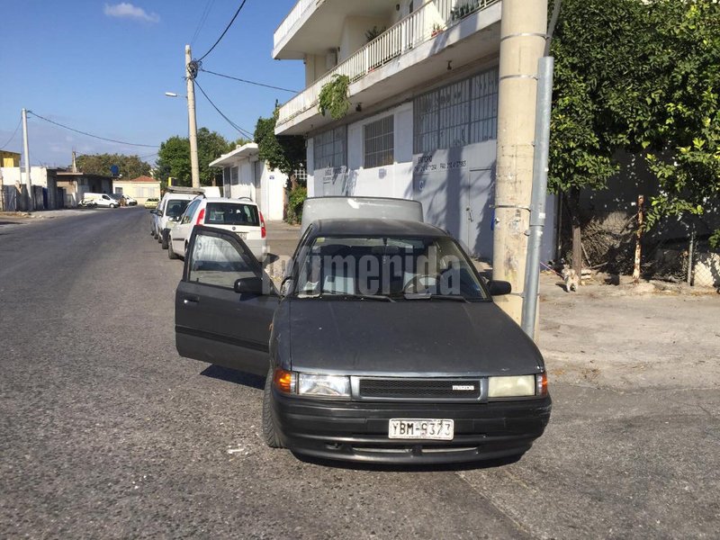Το όχημα με το οποίο οι επιτήδειοι εισέβαλαν στο κατάστημα και πήραν τα χρήματα από το ταμείο