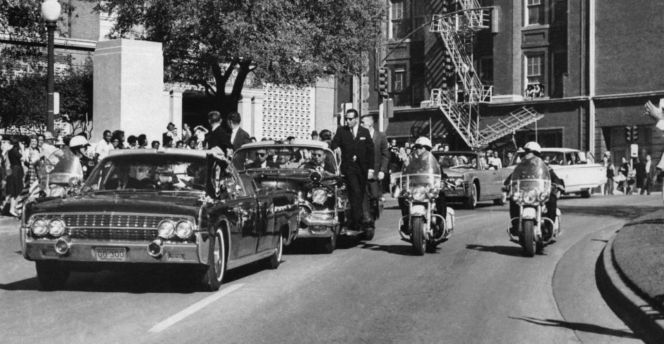 Η αυτοκινητοπομπή του Αμερικανού Προέδρου Τζον Κένεντι λίγο πριν τη δολοφονία του