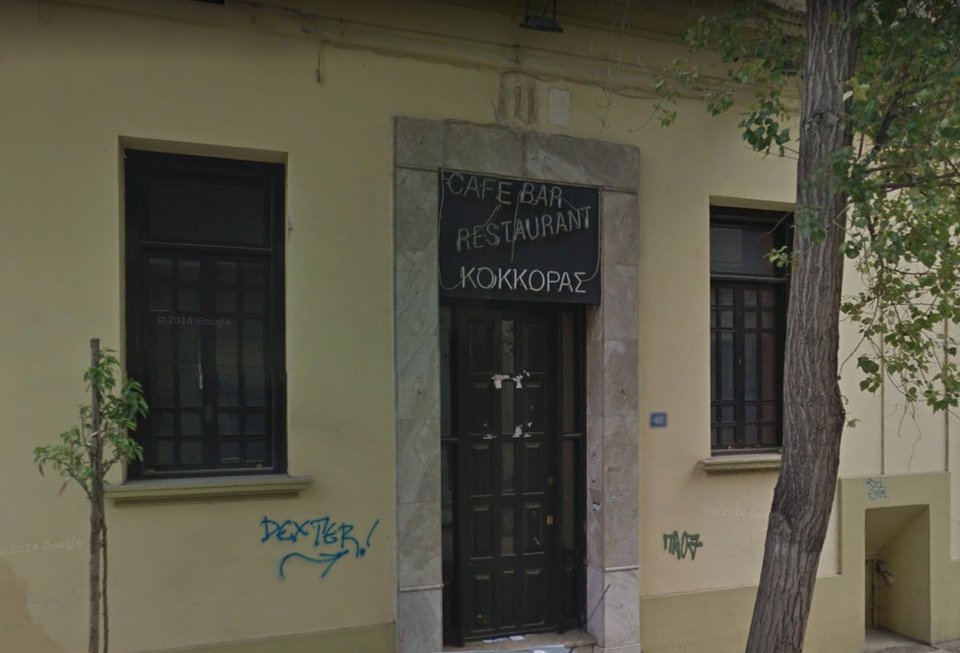 Το κτίριο όπου στέγασε το Αυγό του Κόκκορα από το 1983 έως το 2007 στην Κυψέλη, όπως ήταν το τελευταίο διάστημα πριν γκρεμιστεί.