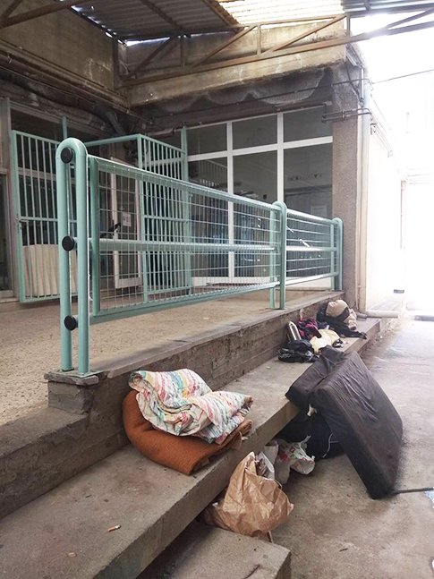 Οι άστεγοι έχουν κατακλύσει το ΑΧΕΠΑ