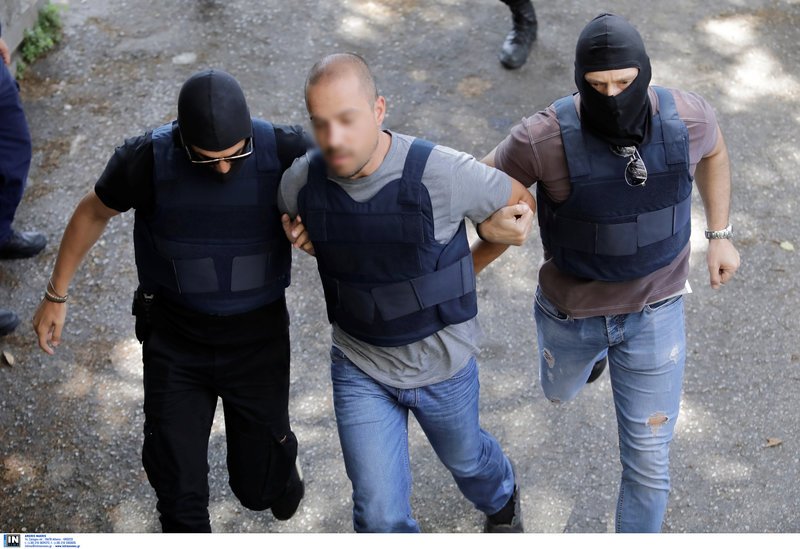 Ο ένας συλληφθείς για την ληστεία του ΑΧΕΠΑ οδηγείται στον Εισαγγελέα