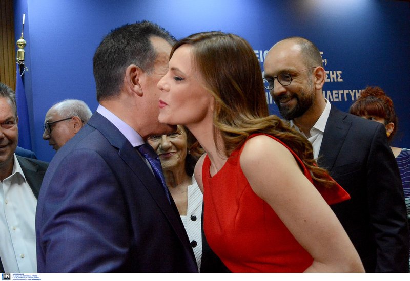 Χειραψίες και φιλιά Βρούτση Αχτσιόγλου