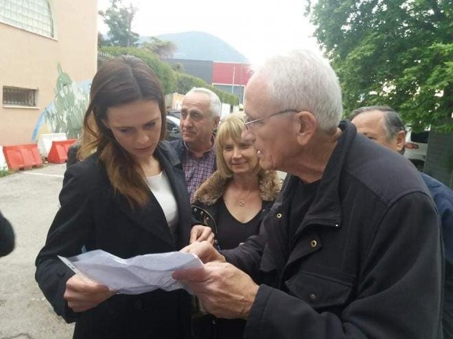 Η Εφη Αχτσιόγλου διαβάζει τα αιτήματα των σχολικών φυλάκων
