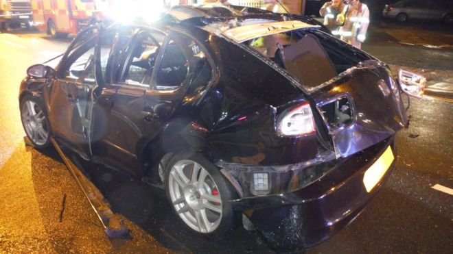 Μαύρο αυτοκίνητο κατεστραμμένα από έκρηξη