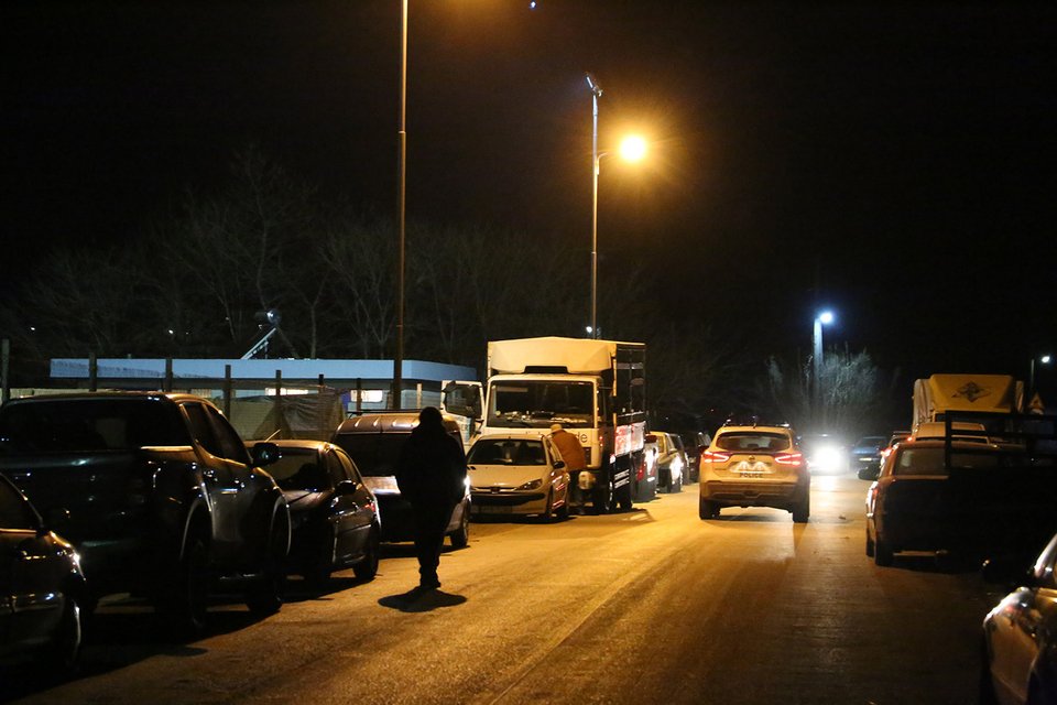 Αυτοκίνητα έξω από γήπεδο