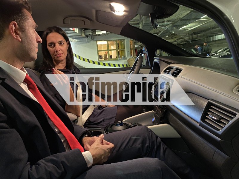 Η βουλευτής της ΝΔ Νόνη Δούνια ενημερώνεται για τα ηλεκτρικά αυτοκίνητα