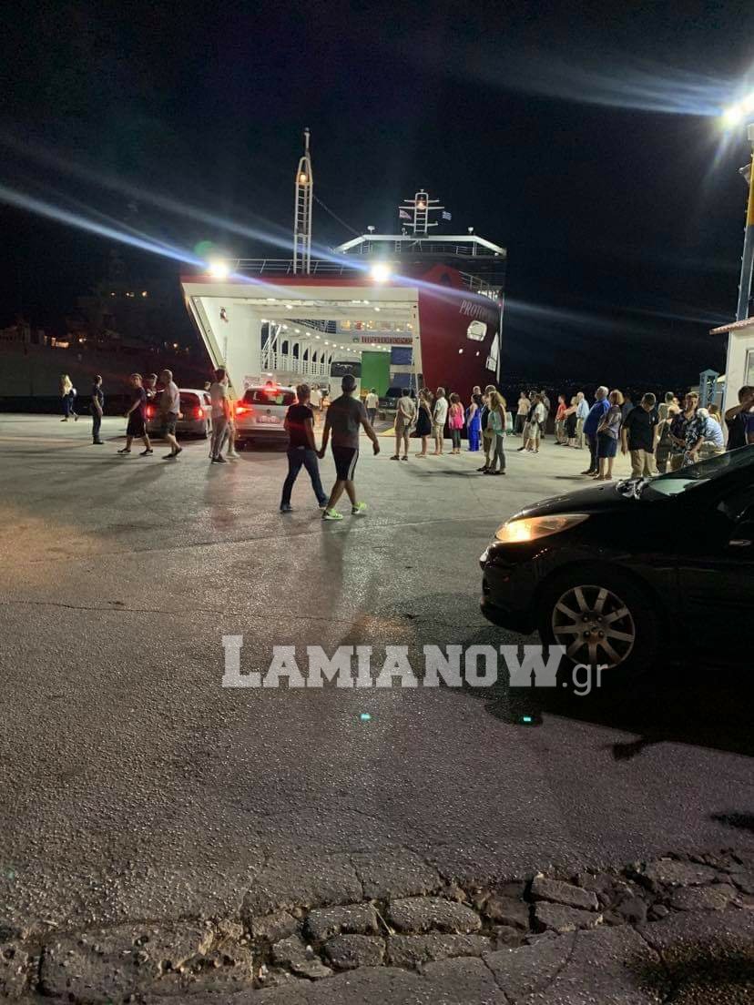 Επιβάτες έξω από πλοίο της γραμμής