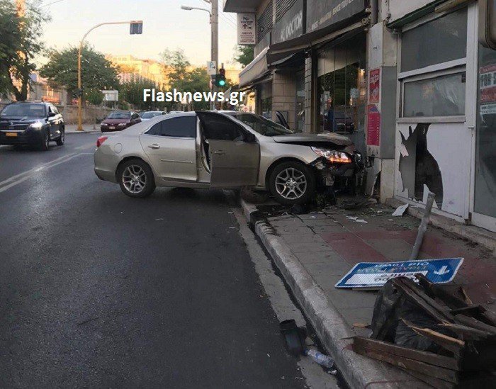 Αυτοκίνητο έπεσε σε βιτρίνα στα Χανιά