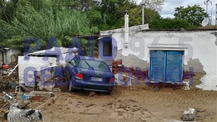 ΙΧ παρασύρθηκε από τα ορμητικά νερά και «προσγειώθηκε» σε αυλή σπιτιού