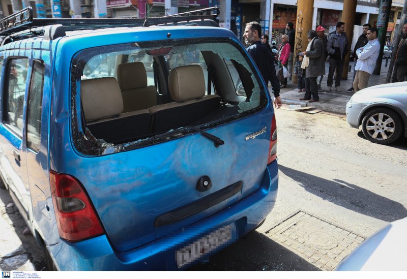 Το σπασμένο τζάμι του ΙΧ από την σφαίρα