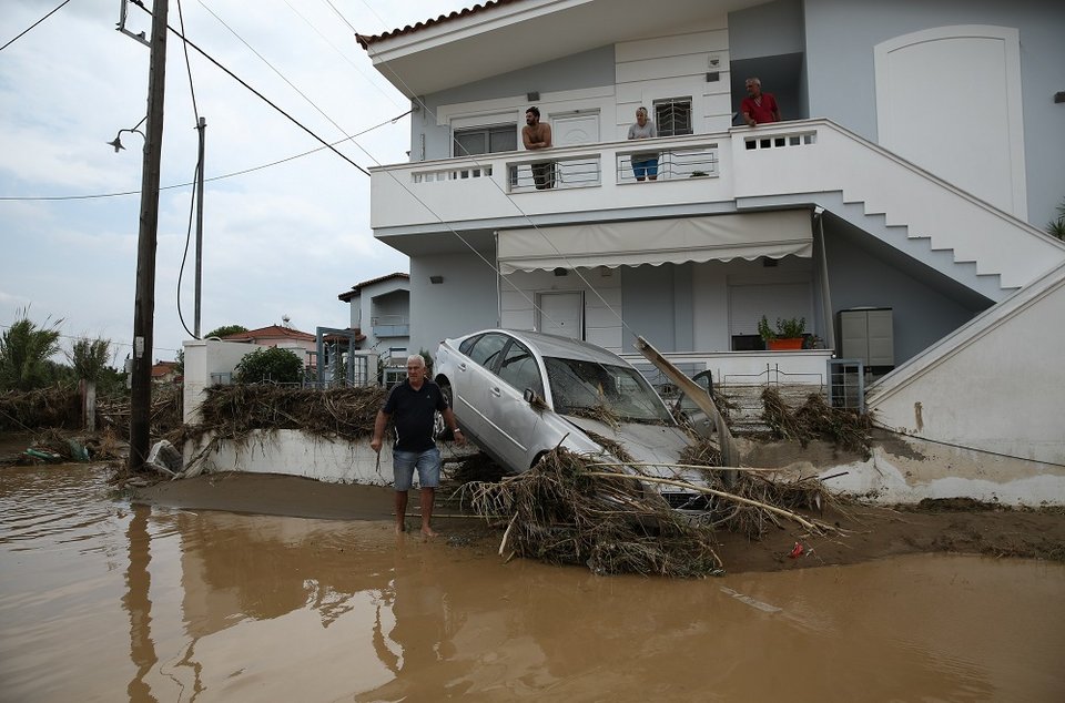 Αυτοκίνητο στις λάσπες πάνω σε μάντρα σπιτιού