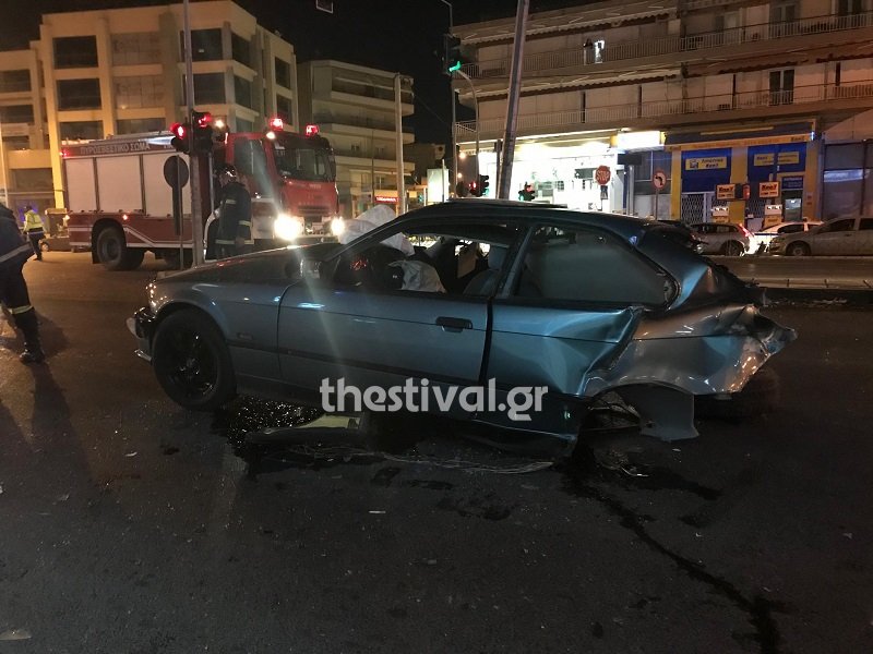 Τρακαρισμένο αυτοκίνητο και πυροσβεστική στην Σταυρούπολη