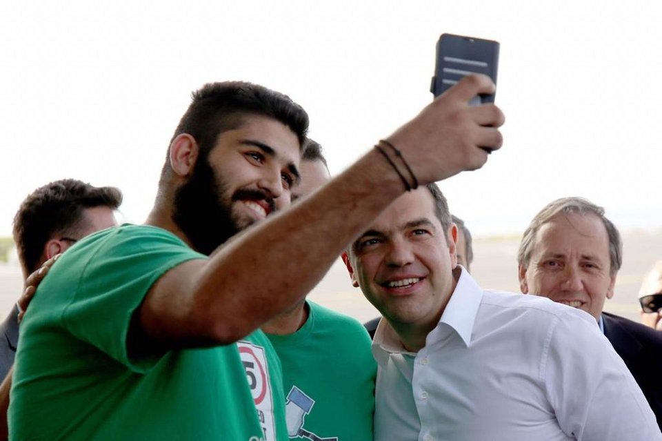 Ο Αλέξης Τσίπρας με πολίτη