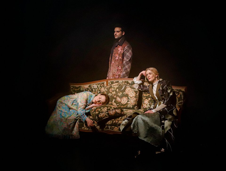 Μετά τη σαρωτική επιτυχία, θα επιστρέψει για νέα διαδικτυακή παράσταση ο Γυάλινος Κόσμος