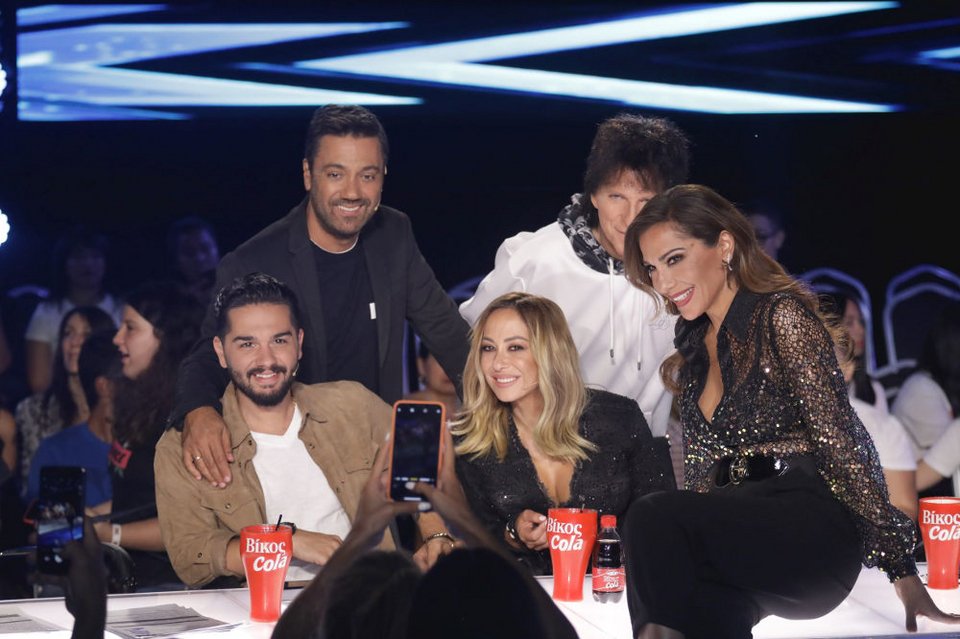 Η κριτική επιτροπή του X-Factor με την Δέσποινα Βανδή στα παρασκήνια του Live